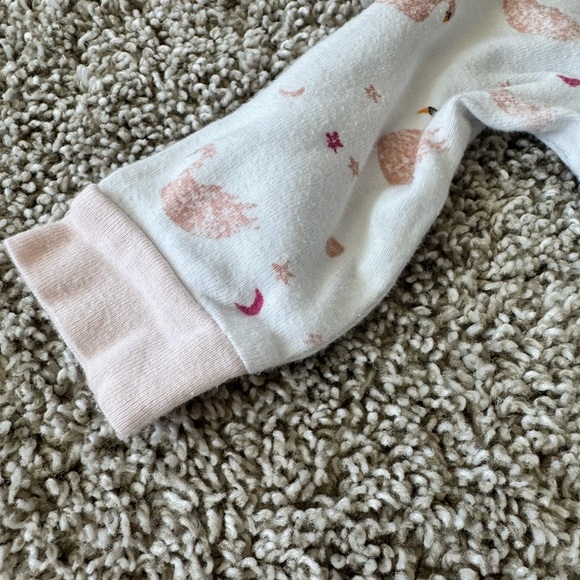 Burt's Bees Baby Sleeper Adorable Baby Footed Onesie with Swans Size 3-6 months - Picture 3 of 7